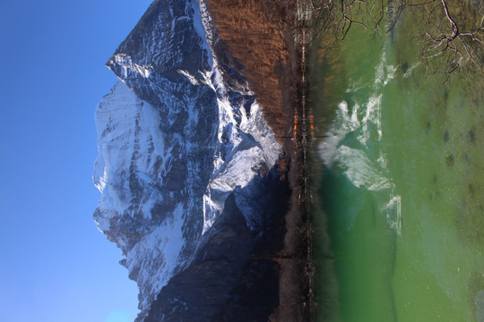 雪山湖泊
