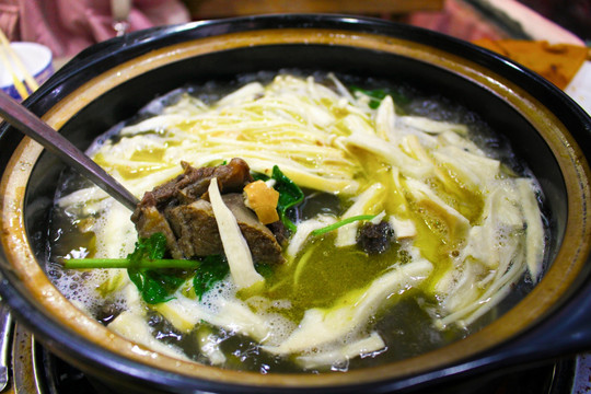 菌类牛肉火锅