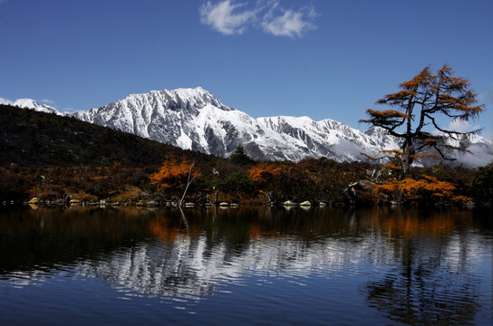 雪山湖泊