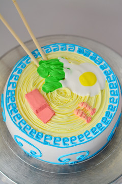 长寿面生日蛋糕