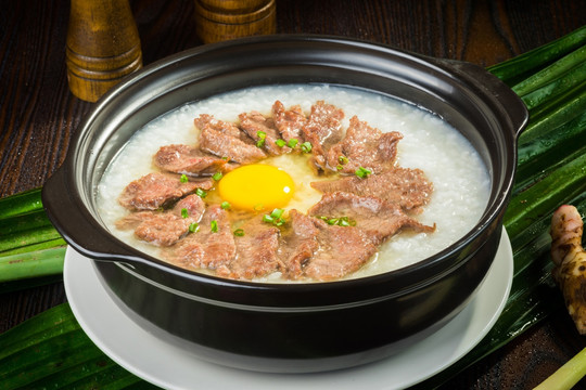 牛肉窝蛋粥