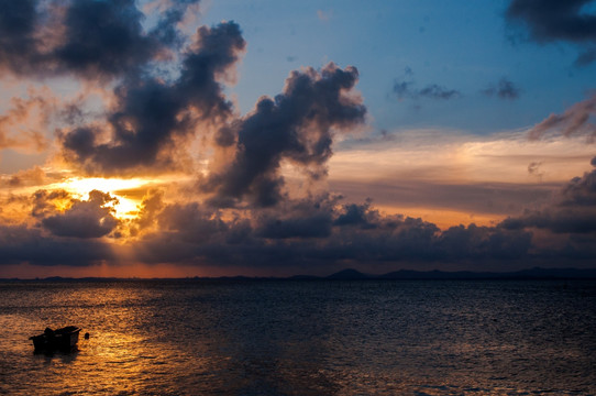 海上落日 晚霞 渔船 光影夕阳