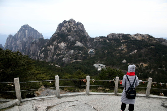 黄山光明顶看风景的游人