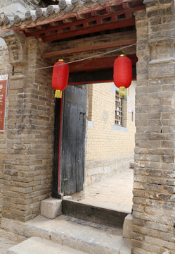 中式古老建筑民居宅院大门