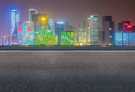 地面道路和城市天际线