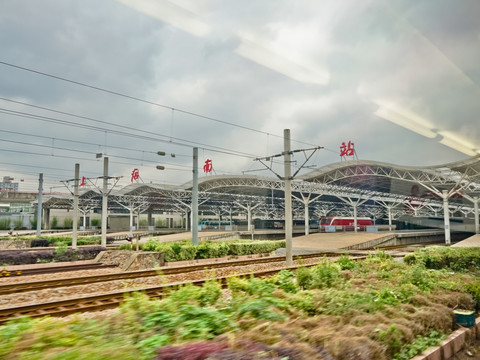 上海南站 火车进站