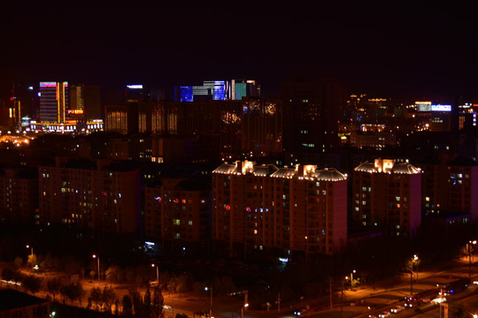 住宅区的夜景，高楼林立的夜景