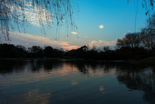 河畔彼岸黄昏风景