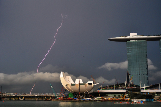 闪电击中新加坡