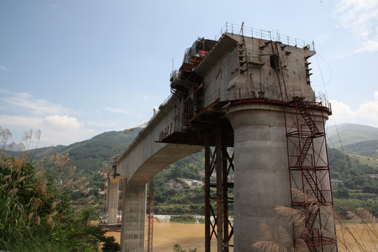 建设中的大桥
