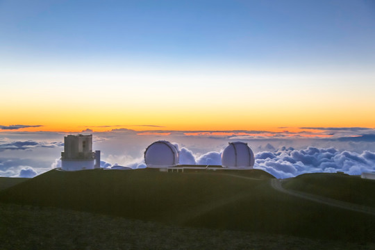 晨光中的莫纳克亚天文台