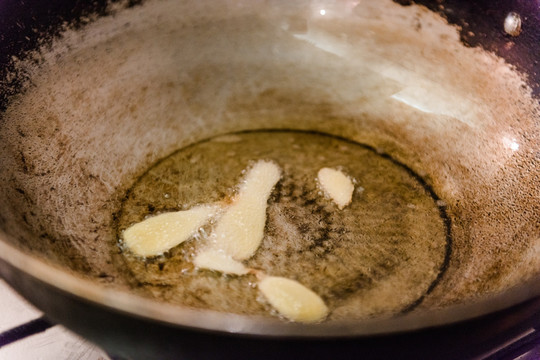 油锅煎姜 姜 油锅 热油锅