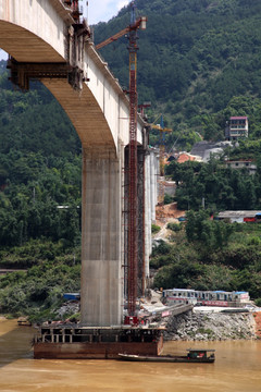 建设中的大桥