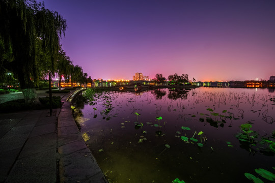 夜色绚烂大明湖