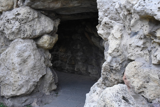 假山石洞
