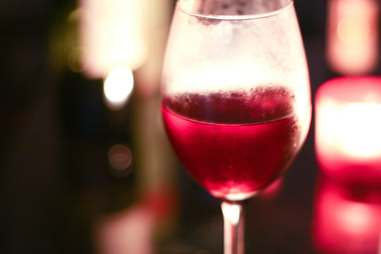 烛光里的红酒杯