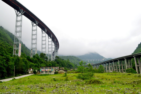 雅西高速双螺旋隧道桥梁