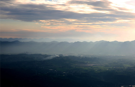 夕阳下的山川云彩