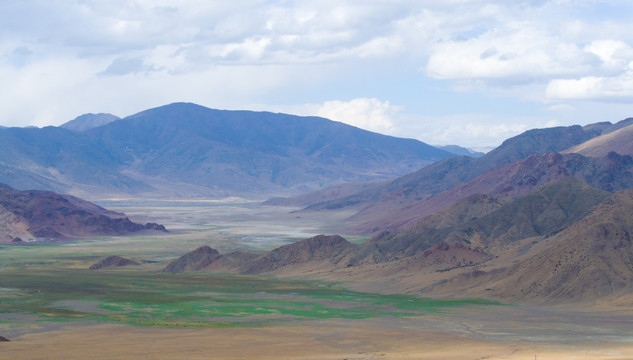 西藏腹地的莽莽群山