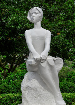 校园少女雕塑