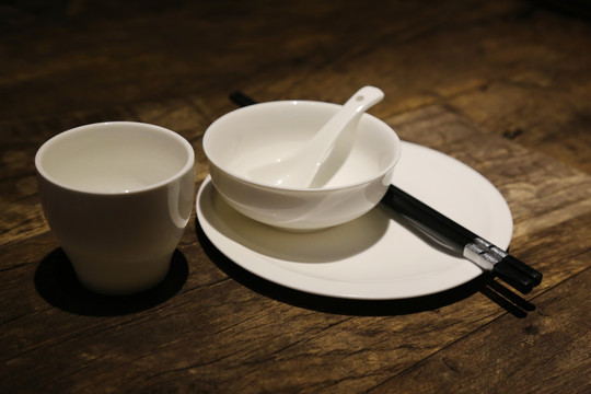 白瓷餐碟餐碗