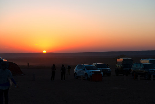 夕阳下的戈壁丹霞地貌