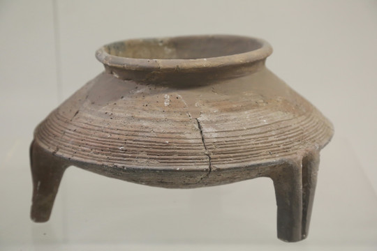 新石器时代仰韶文化红陶鼎