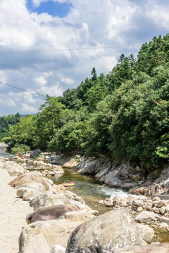 溪流漂流