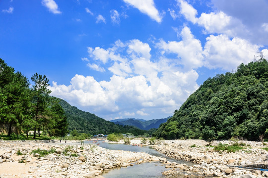 溪流漂流