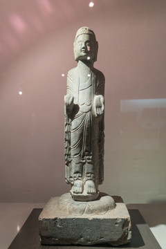 立佛雕像