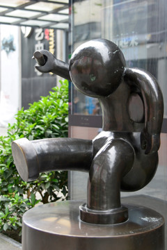 现代风格雕塑的汉代俳优俑
