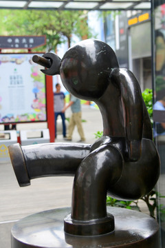 现代风格雕塑的汉代俳优俑