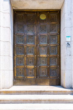 雕花铜门