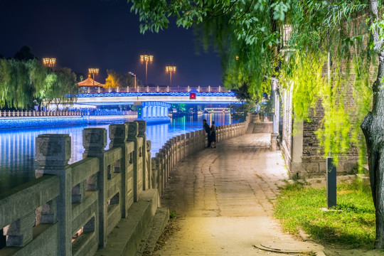 沿河步道夜景