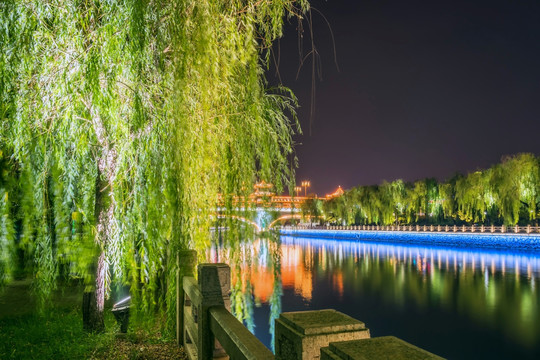 沿河步道夜景