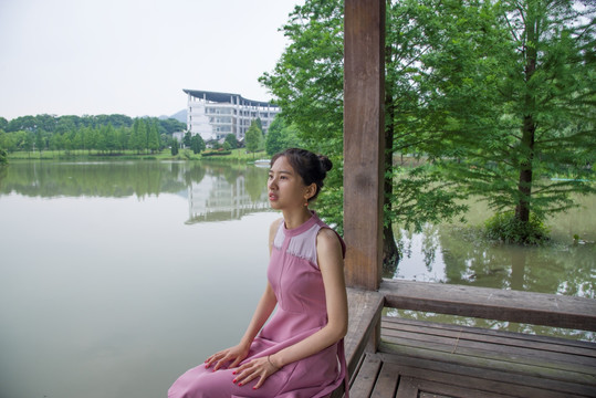 坐在亭子里看风景的女生