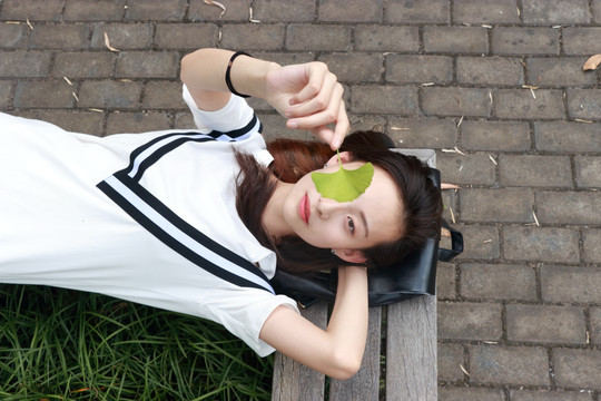 看着一片树叶的的女大学生