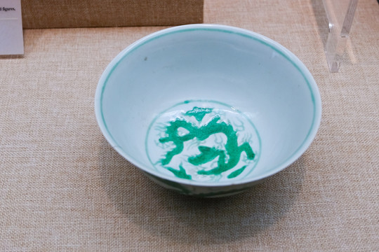 景德镇官窑白釉绿龙纹碗