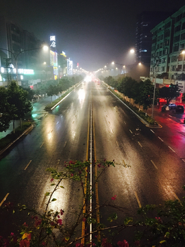 雨夜的公路 