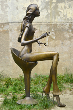 现代人物雕塑 休闲时尚女性