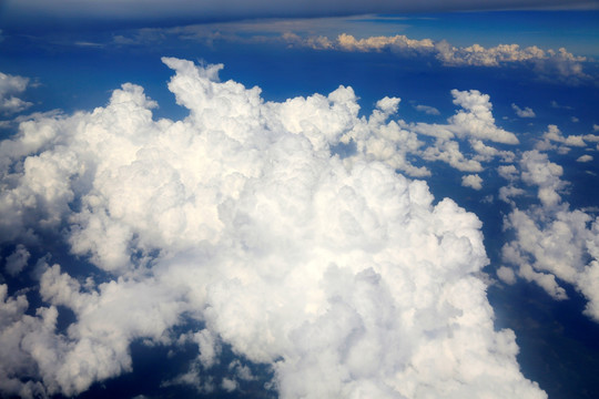 飞机上看天空