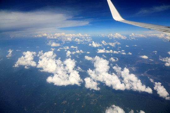 飞机上看天空