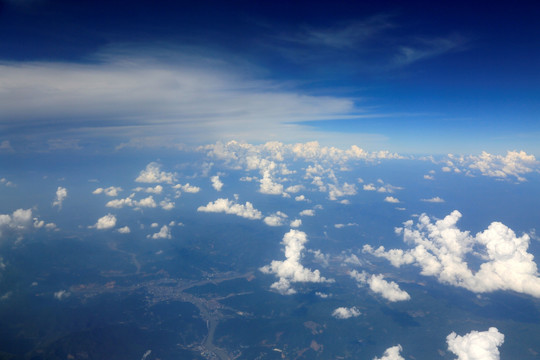 飞机上看天空