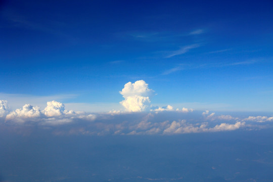 飞机上拍天空