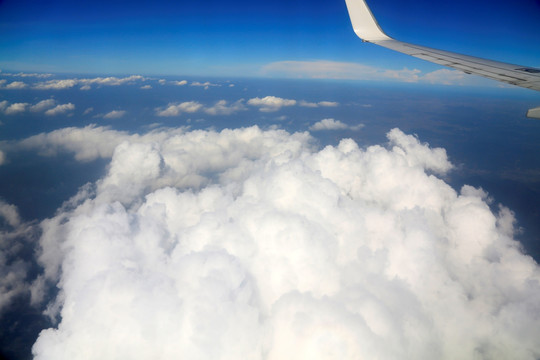 飞机上拍天空