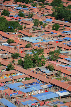 红蓝屋顶的村庄