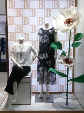 女装展示橱窗设计