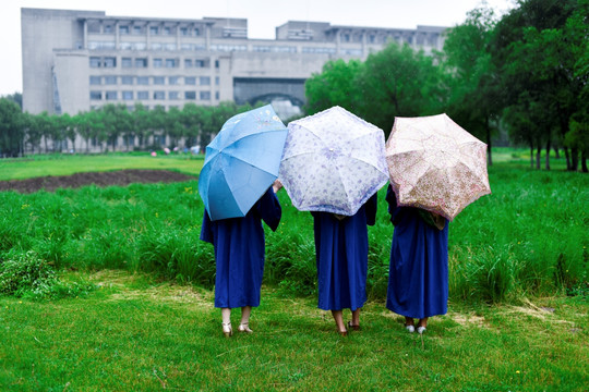 雨中的女硕士生