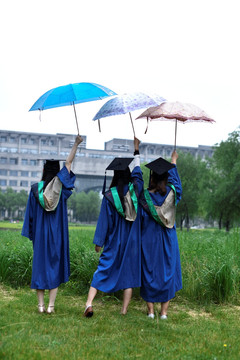 雨中的女硕士毕业生 毕业季