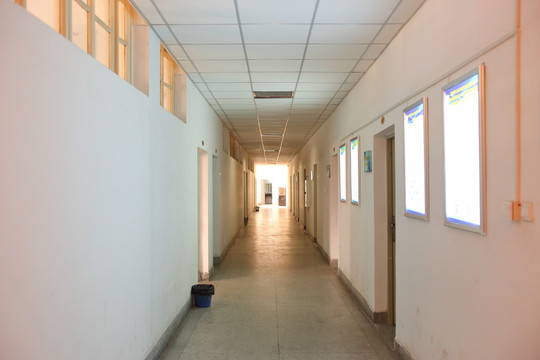 校园里明亮宽敞整洁的走廊